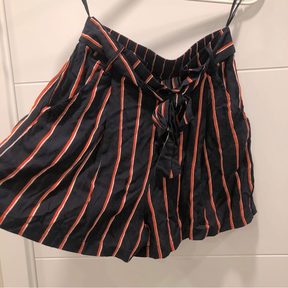 Fashion Nova tie front pleated shorts - Picture 5 of 7